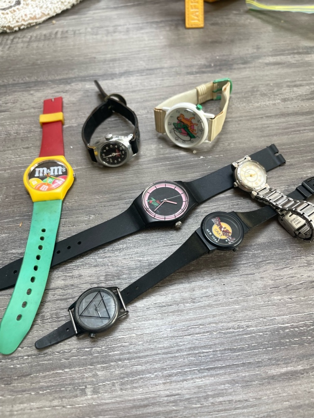 Nostalgia OVERLOAD! Assorted Unisex Novelty Watches - Multicolor Casual Styles